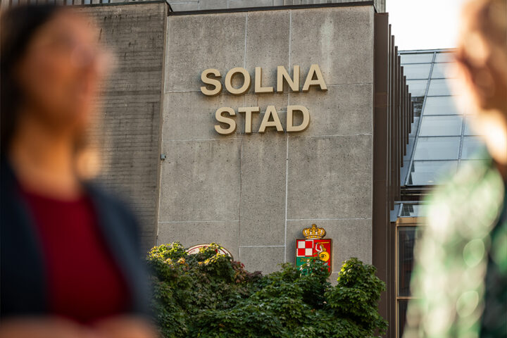 En fasadskylt med texten "Solna Stad"