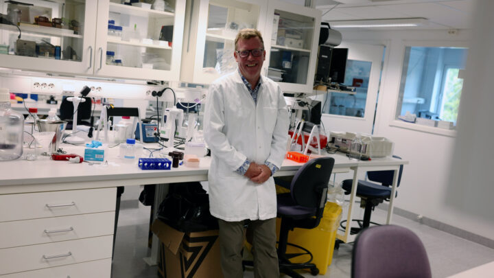 Björn Sjöstrand i sitt laboratorium i Södra Hagalund