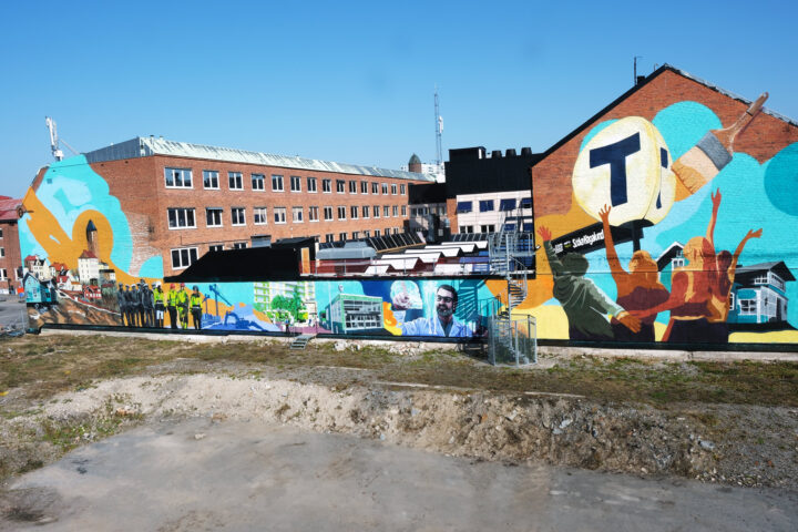 Stor muralmålning som täcker en hel byggnad i Södra Hagalund