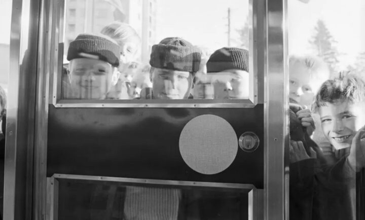 pojkar-tittar-in-i-tunnelbanan